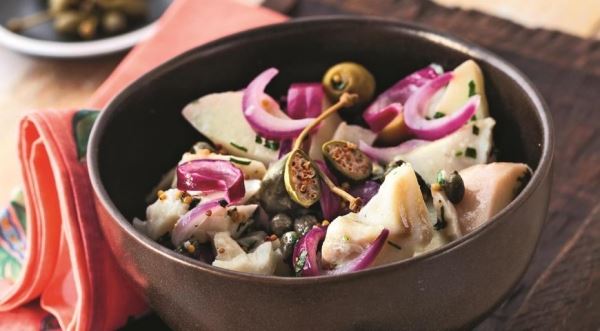Салат из трески с картофелем, красным луком и оливками
